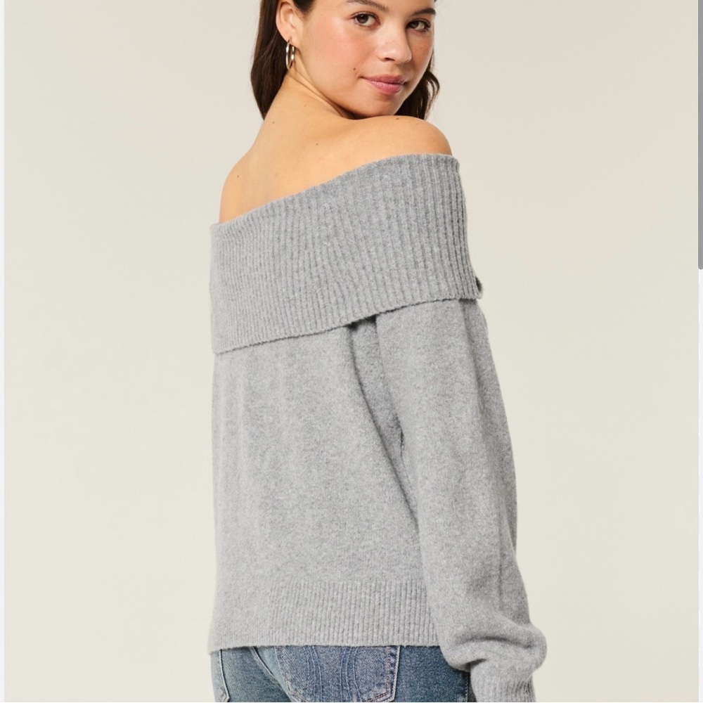 Hollister off the shoulder sweater size xs